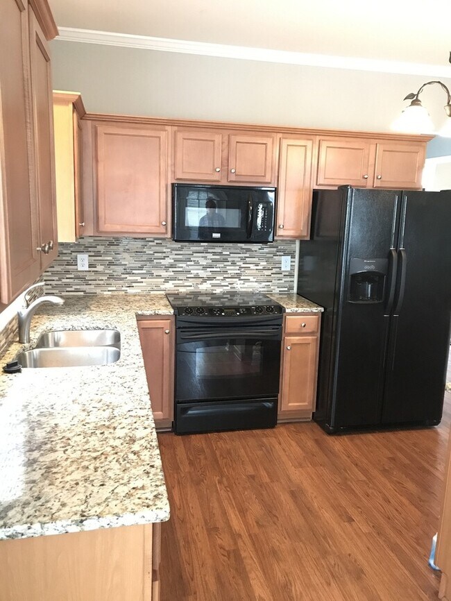 Building Photo - White Gables