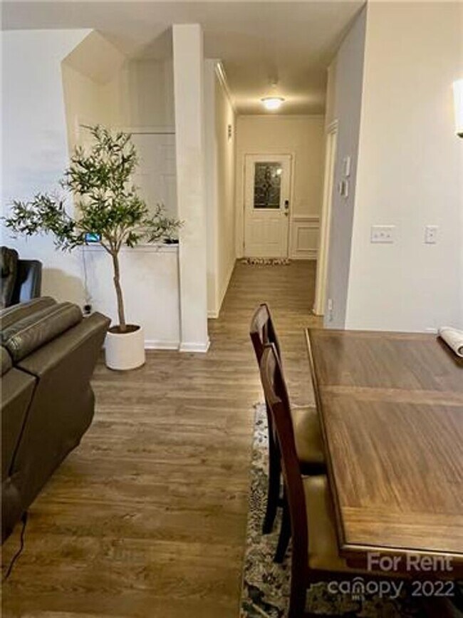 Foto del edificio - Captivating Single Family Home | 3 BR/2.5BA | 1-Car Covered Parking |In Highland Park