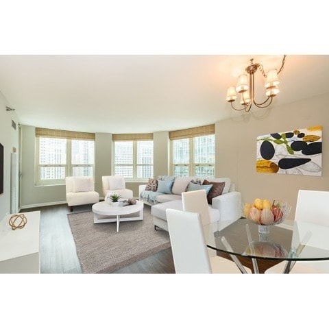 Building Photo - River North High Rise 1b/1b with Fantastic...
