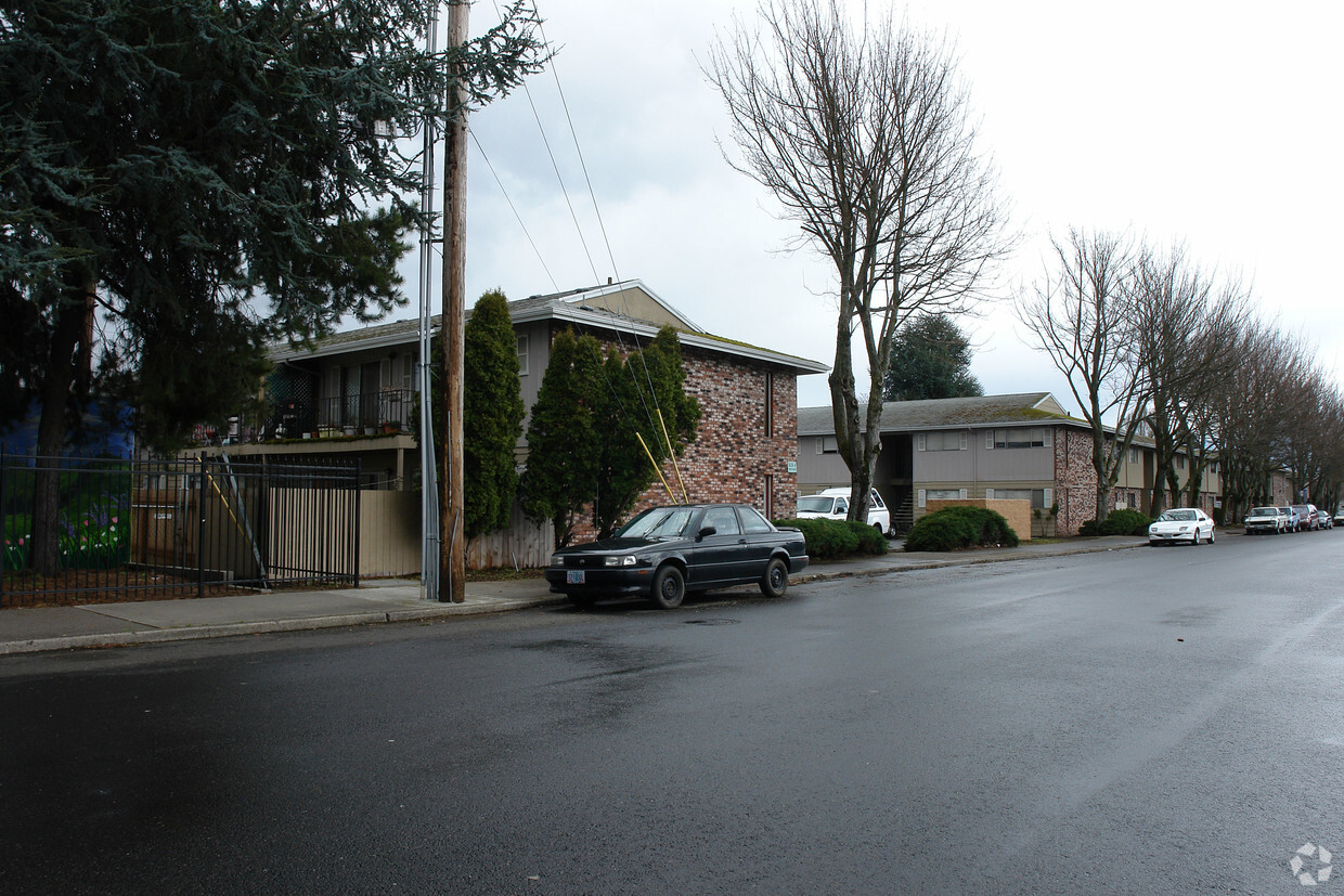 Building Photo - Melrose Court Apartments