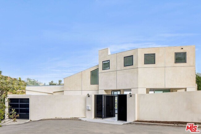 Foto del edificio - 8678 Franklin Ave