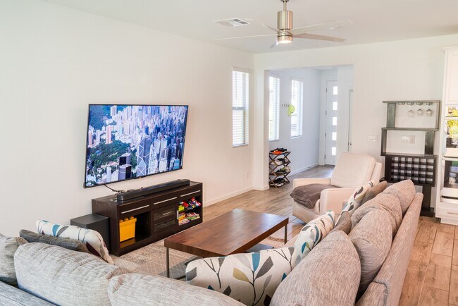 Sala de estar y entrada - 12412 Shoreline Echo Ave