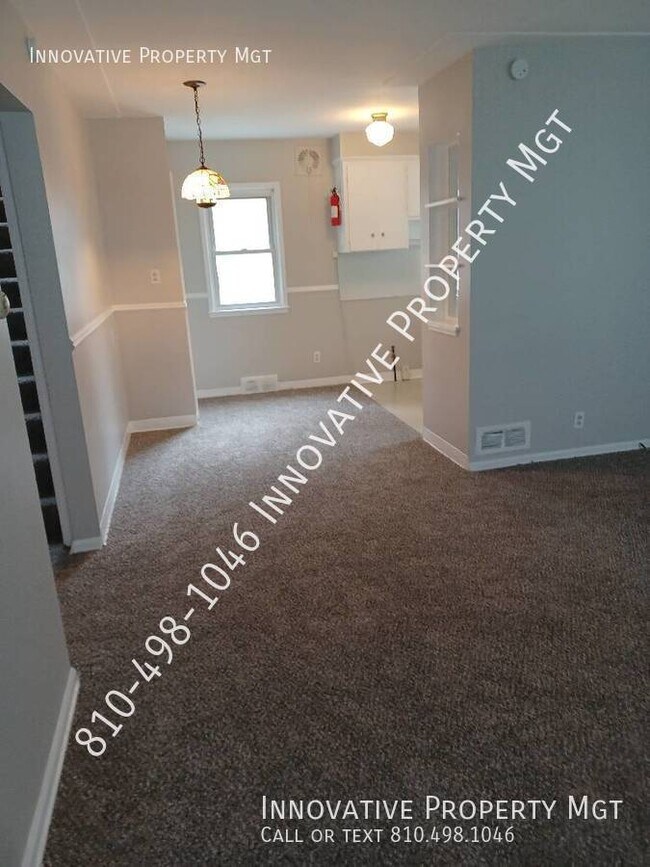 Foto del edificio - 3 bedroom home with brand NEW carpet and a...