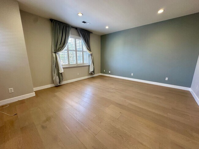 Foto del edificio - Charming & Fully Updated Home in Desirable Santa Clara