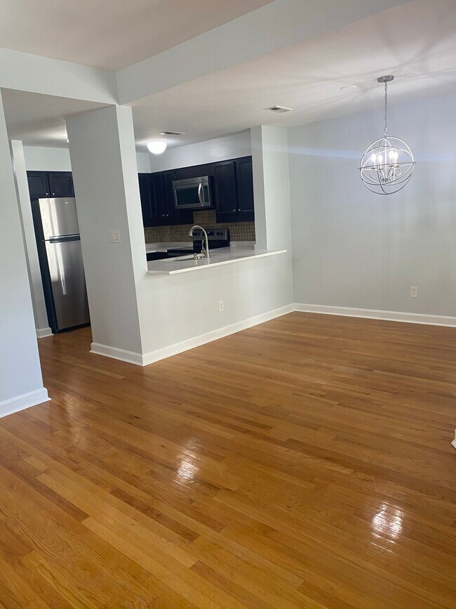 Dining- kitchen-bar - 2000 Greenway Ave