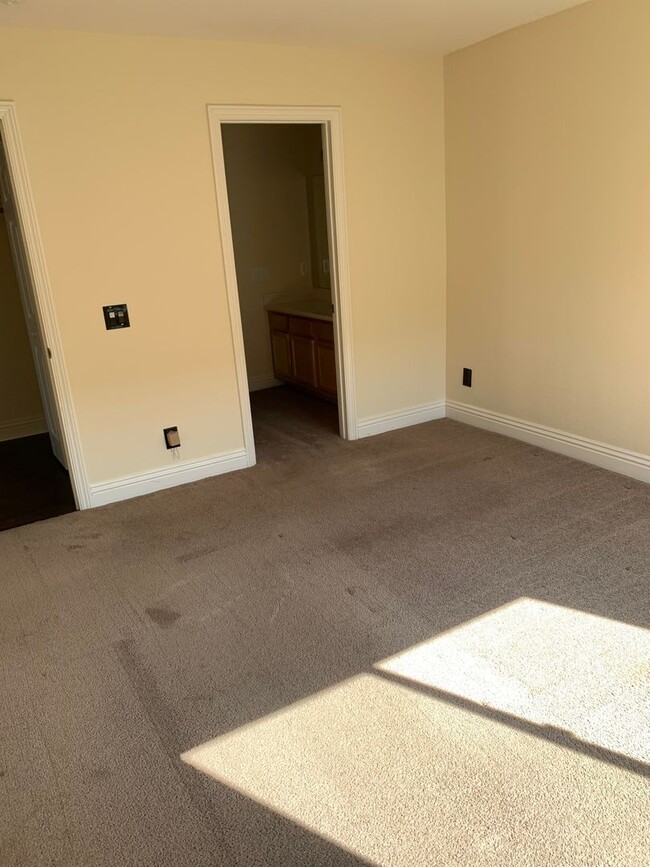 Foto del edificio - 2,600 - 2 Bed / 2 Bath Condo in Mira Mesa