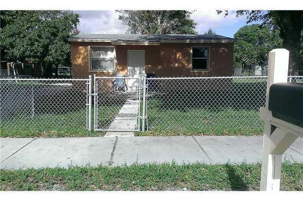 Building Photo - 2323 NW 12th Ct