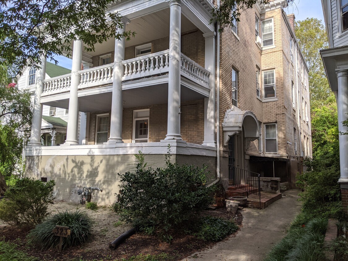 Vista a la calle del edificio - 323 Dinwiddie St