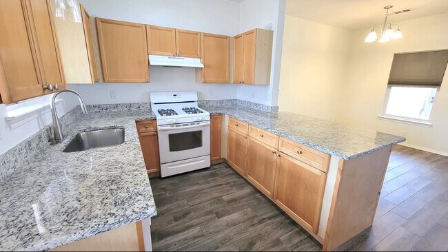 Foto del edificio - Great Near North Valley Home! No carpet! O...