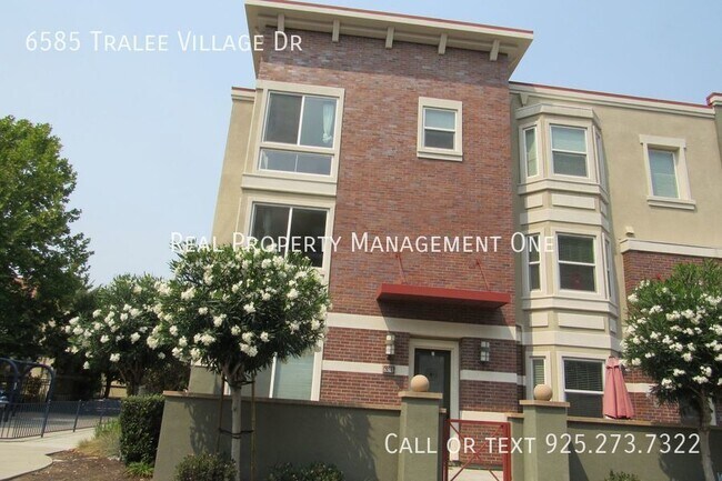 Foto del edificio - Gorgeous 4 Bed, 3.5 Bath End Unit Townhome...