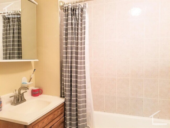 Foto del edificio - No Brokers Fee, Large Unit, Eat-in Kitchen, Stainless Steek Appliances, Laundry on a Site, Can be...