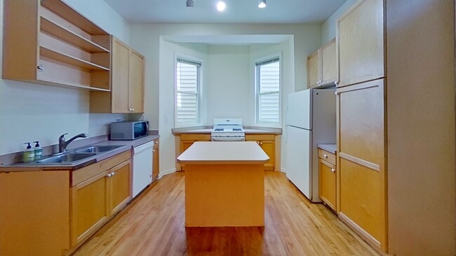 Building Photo - 3046 N Clifton Ave