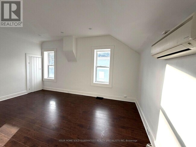 Photo du bâtiment - 98 Wellington St E