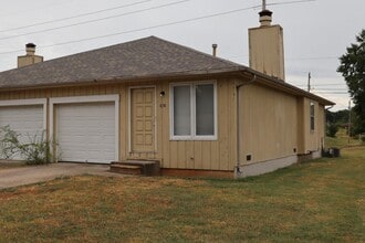 Building Photo - 638 W Edgewood St