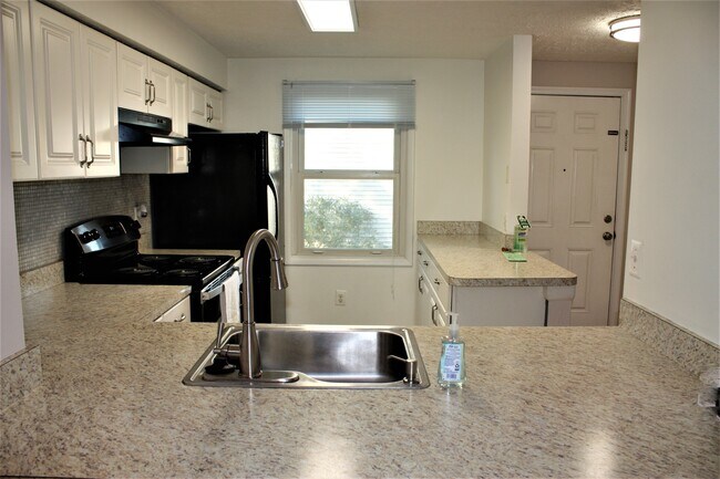 Kitchen - 527 Brethour Ct