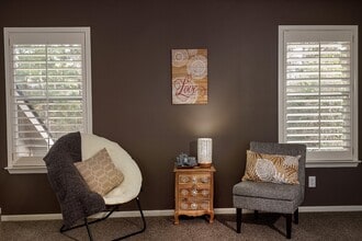 Building Photo - 110 N Valley Oaks Cir