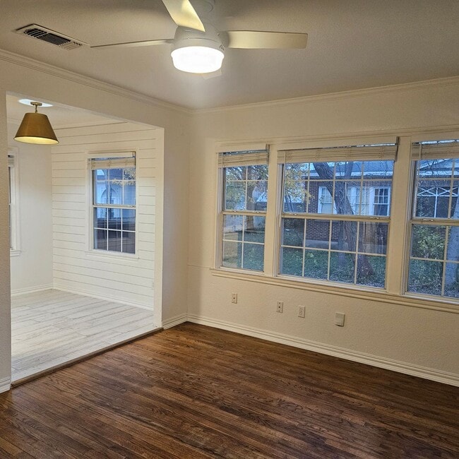 Building Photo - Bradley Duplex