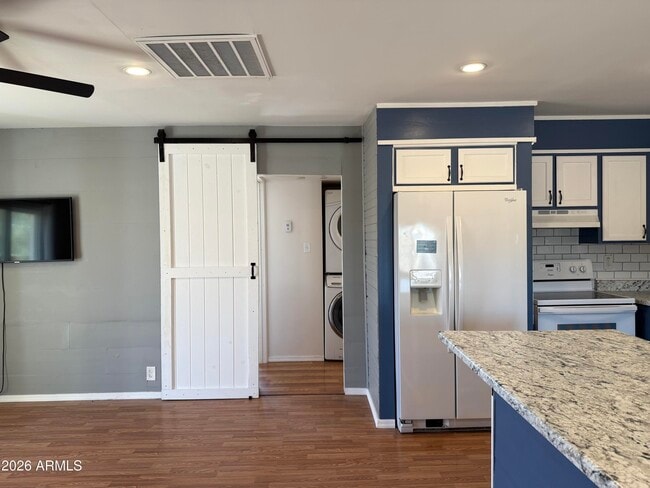 Building Photo - 513 W Melrose Dr