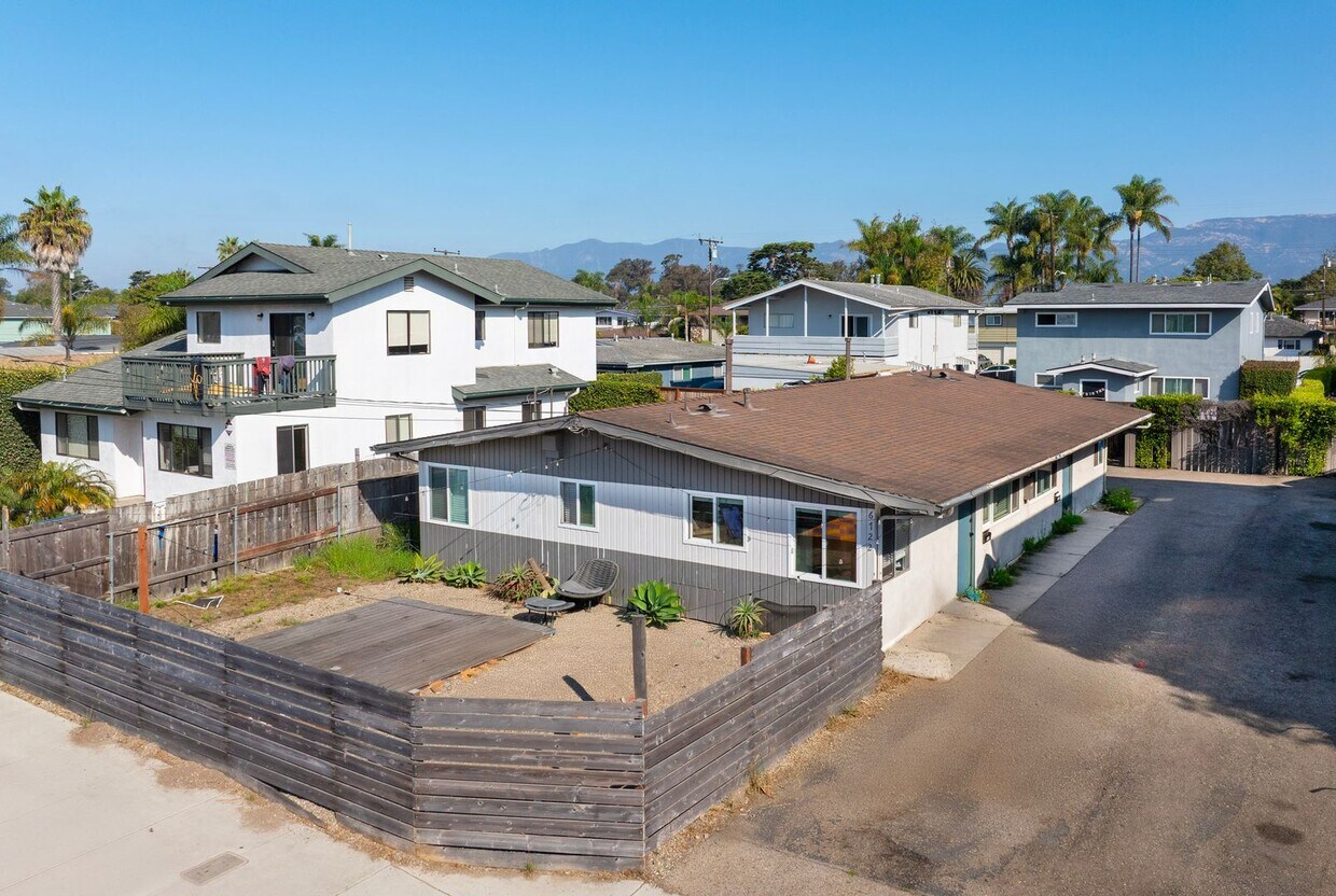 Foto principal - 2-Bedroom/1 Bathroom - Isla Vista