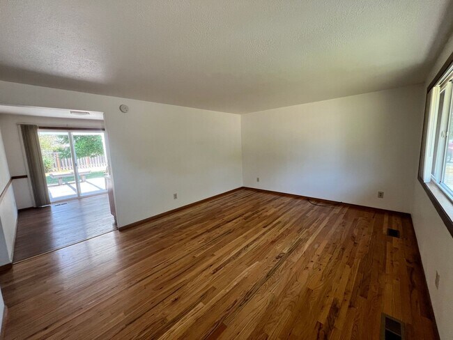 Foto del edificio - 3 Bedroom, 1 bath House in NW Corvallis of off Circle Blvd