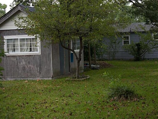 Building Photo - Sweet Cozy Home S