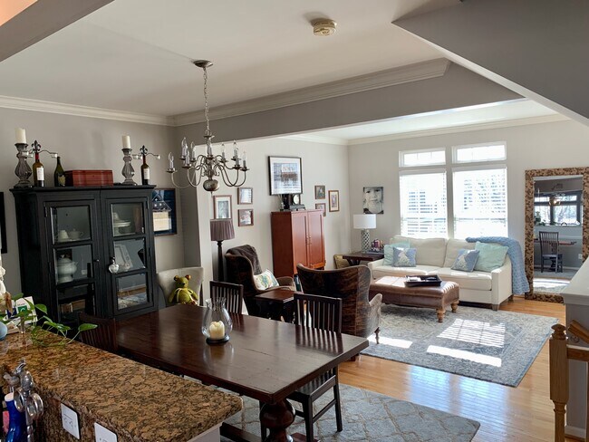 Comedor - 811 Rainier Rd