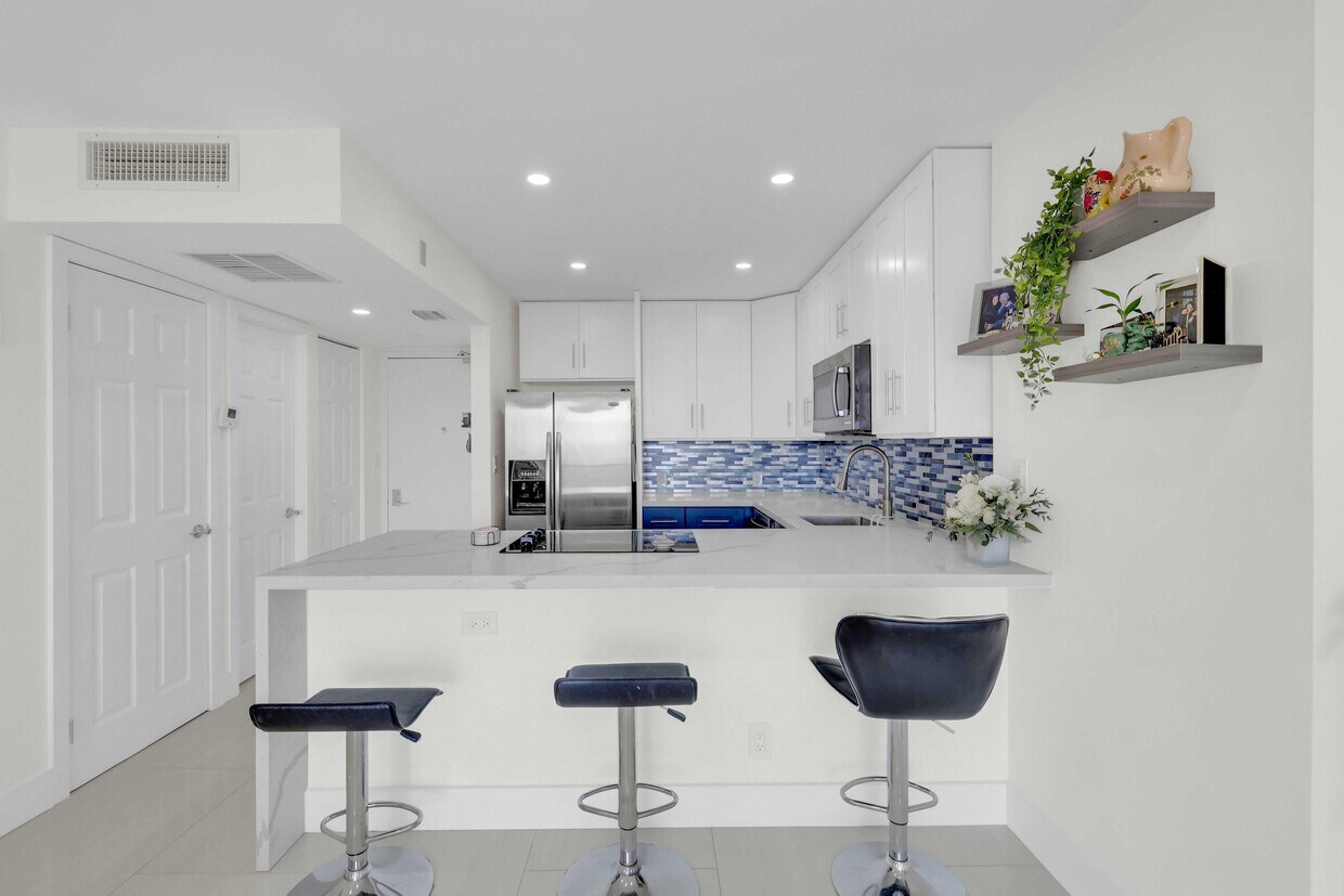 Foto principal - 20335 W Country Club Dr