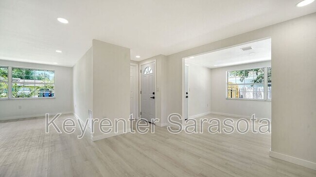 Foto del edificio - 124 Tulane Rd