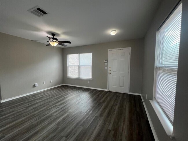 Foto del edificio - 13120 Dearbonne Dr