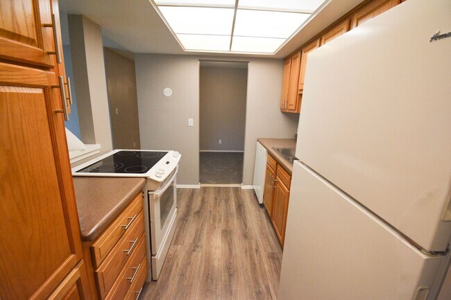 Building Photo - Charming 2 Bed, 1.5 Bath Condo in NW Roche...