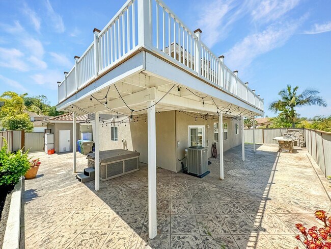 Building Photo - Great 4B/3BA House in Oceanside w/ a Large Loft!