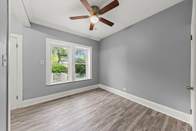 Building Photo - 6S381 4th St