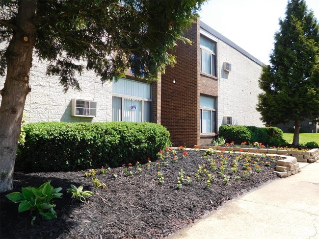 Building Photo - 670 King St