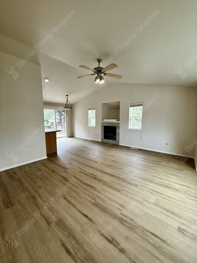 Building Photo - Single Level 3 BR in NE Bend with huge fenced yard!