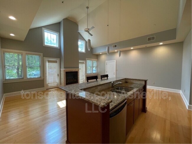 Building Photo - 8 Fall Pippin Ln
