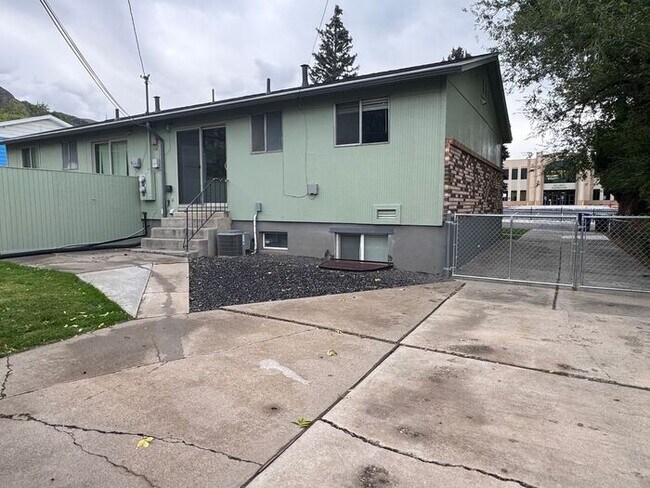 Foto del edificio - 4 Bedroom 2 Bath Duplex- Dog Friendly