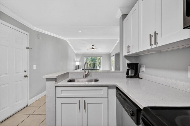 Foto del edificio - 1740 Palm Cove Blvd