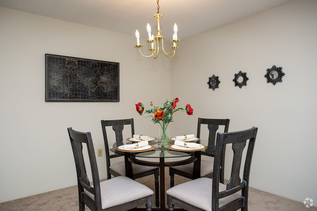 Dining Room - Parlmont Park Apartments