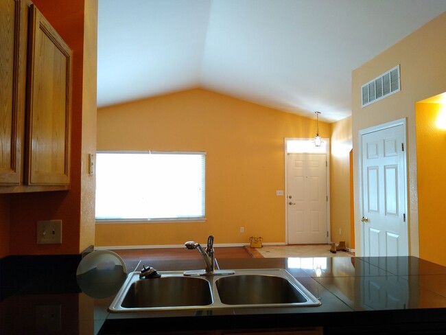 Foto del edificio - Super 2 Bedroom 2 Bath Townhome with 2 Car...