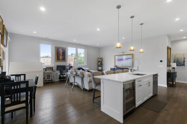 Building Photo - 3 bedroom in Chicago IL 60647