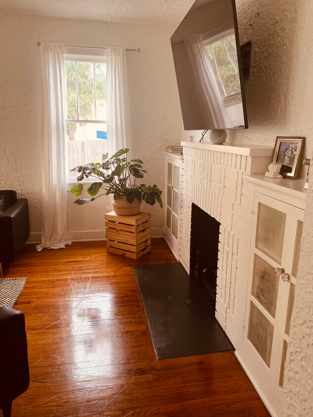 living room - 411 SW 19th St
