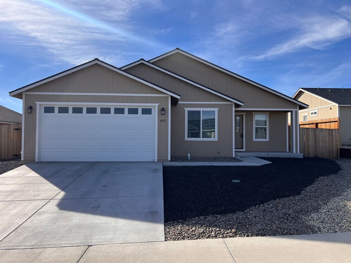 Foto principal - ~~Newer 3 BEDROOM Fernley Home~~