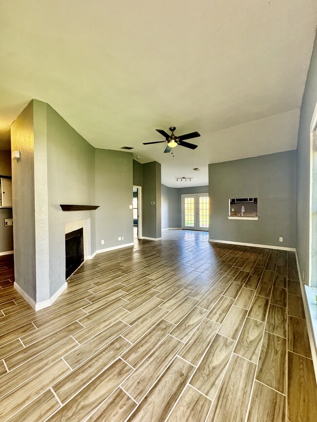 Building Photo - 9115 Valley Bend