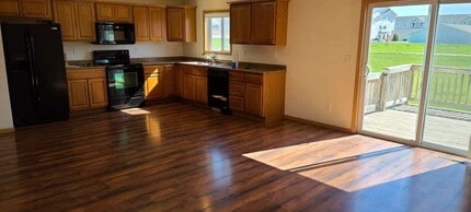 Building Photo - 4262 Estate Dr S