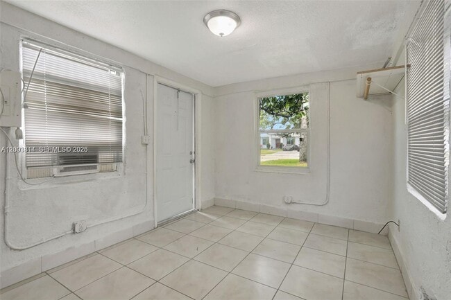 Building Photo - 2701 NW 18th Terrace
