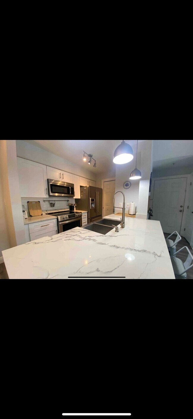 Kitchen - 249 Afton Sq