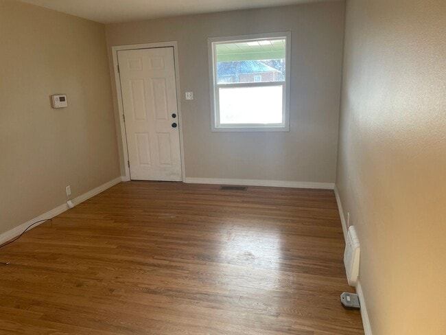 Building Photo - Charming 2 Bedroom W/Garage