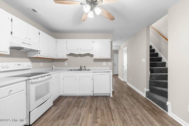 Foto del edificio - Updated Townhome In Hunters Creek