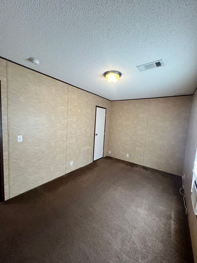 Foto del edificio - 3 Bedroom / 2 Bathroom Home – Utilities No...