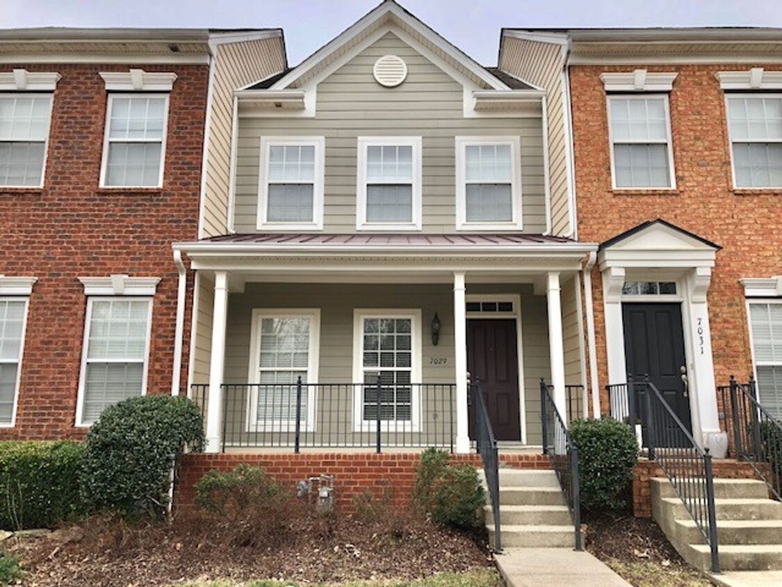 Primary Photo - 2 Bedroom Townhouse w/ 2 Car Garage in Len...